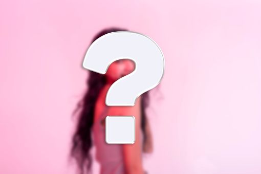 ハテナマークの奥にいる女性