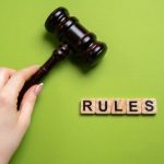 RULESと書かれたブロックと木槌