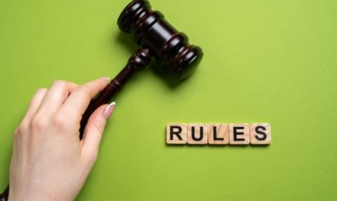 RULESと書かれたブロックと木槌