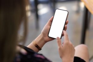 携帯の画面を見る女性