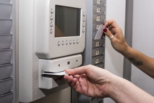 タイムカードを押す2人の手元