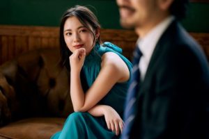 スーツの男性を見つめる女性